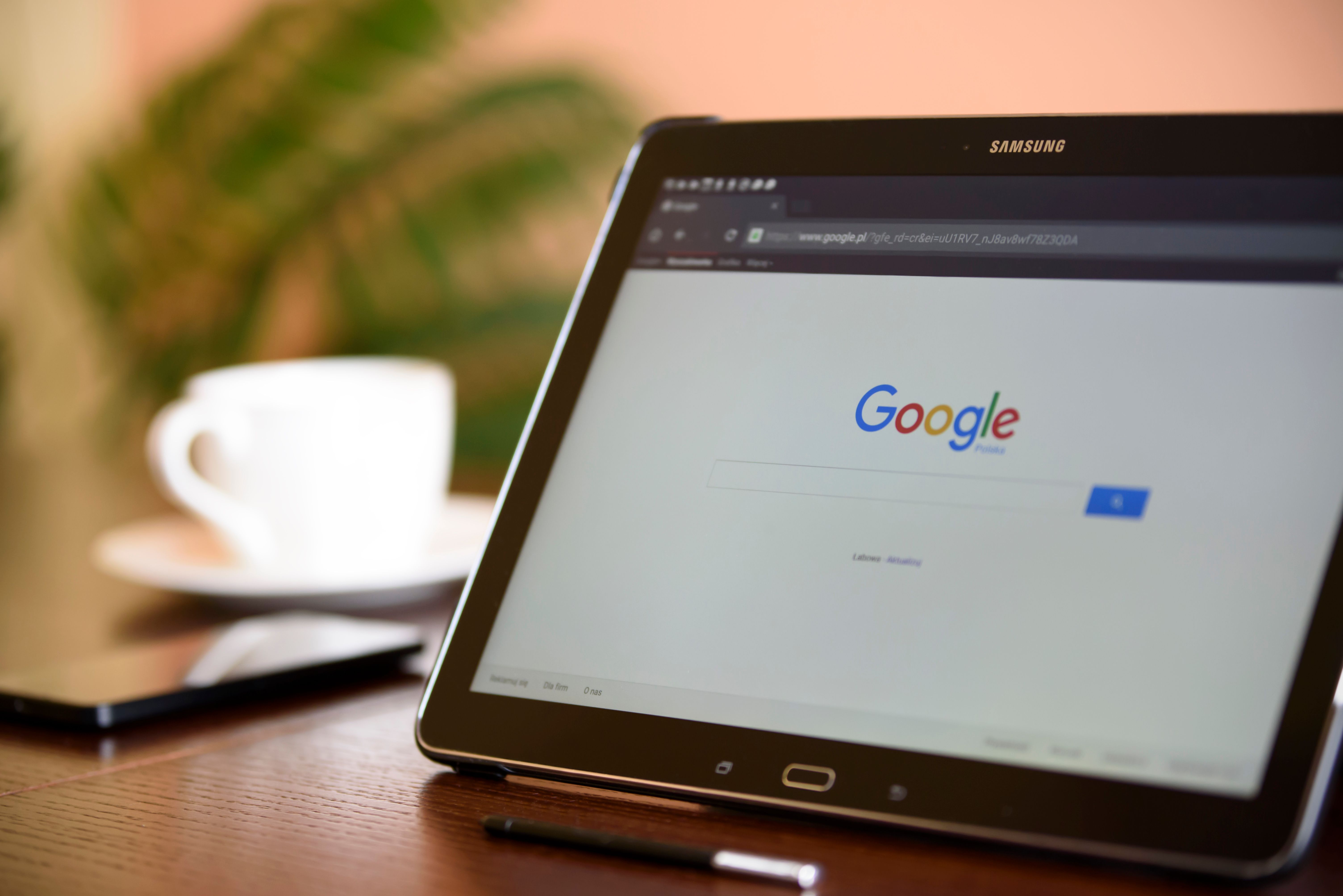 Laptop z wyszukiwarką Google