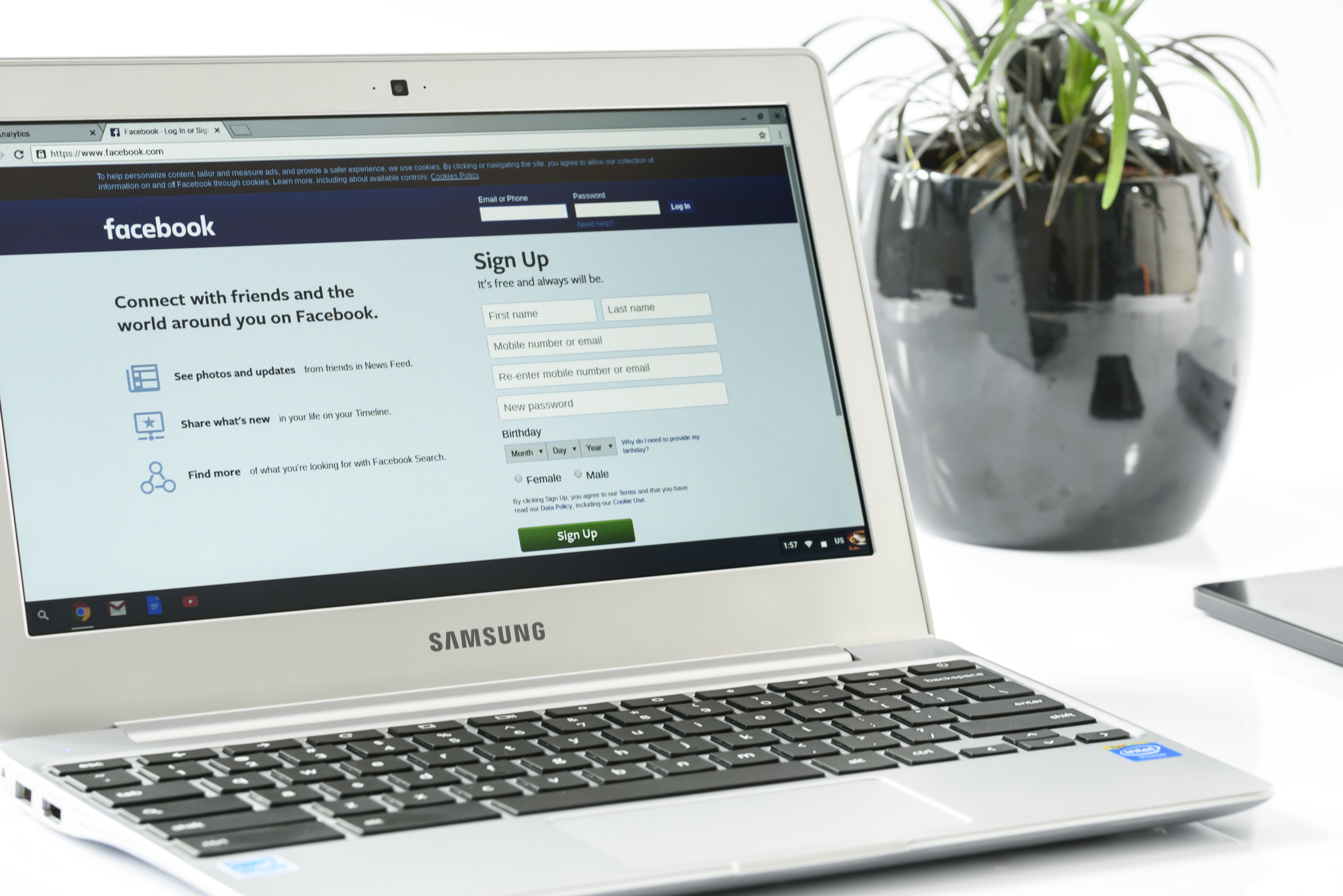 Laptop z otwartym Facebook