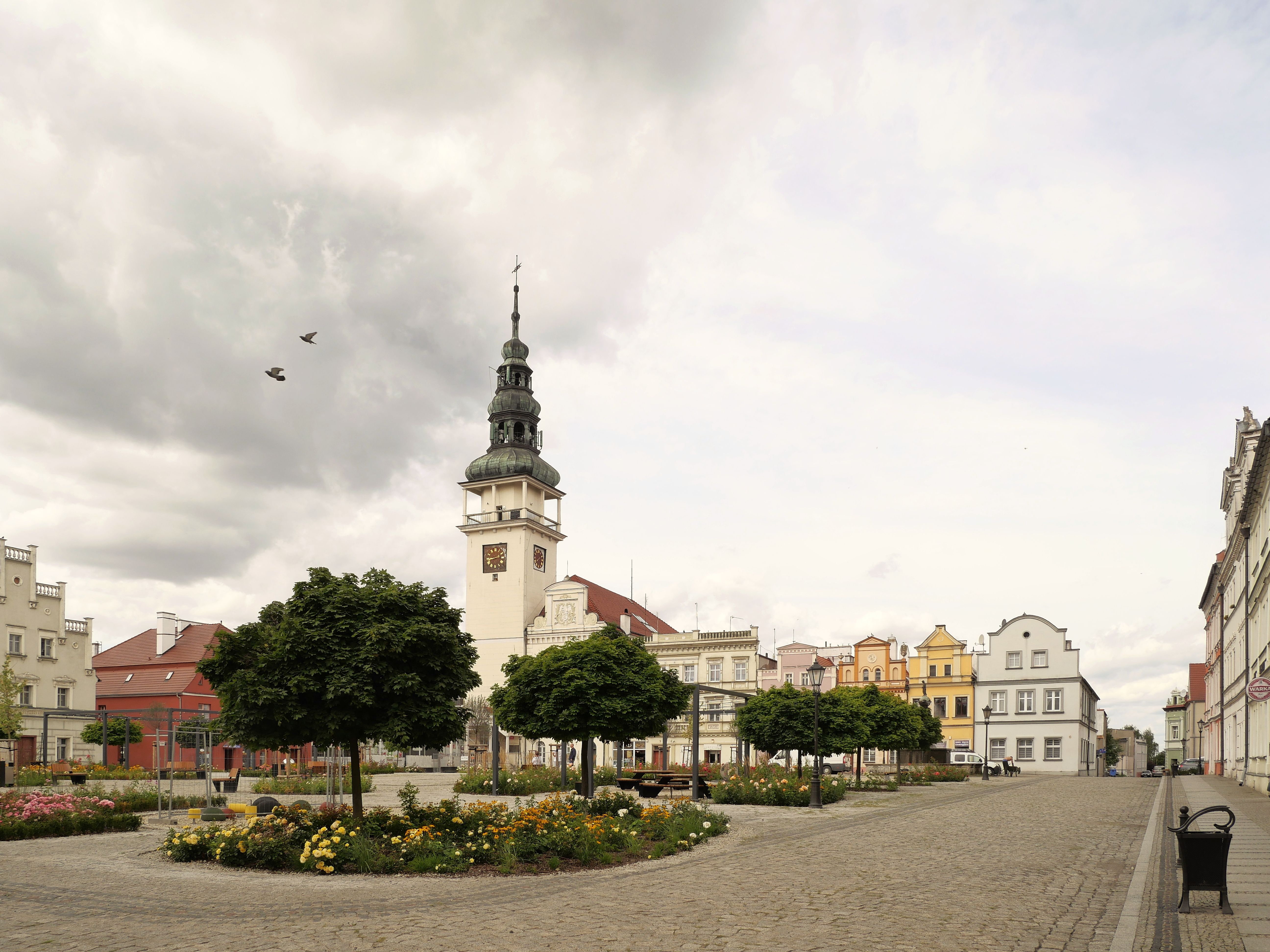 Rynek w Tarnowie z ratuszem i zabytkowymi kamienicami