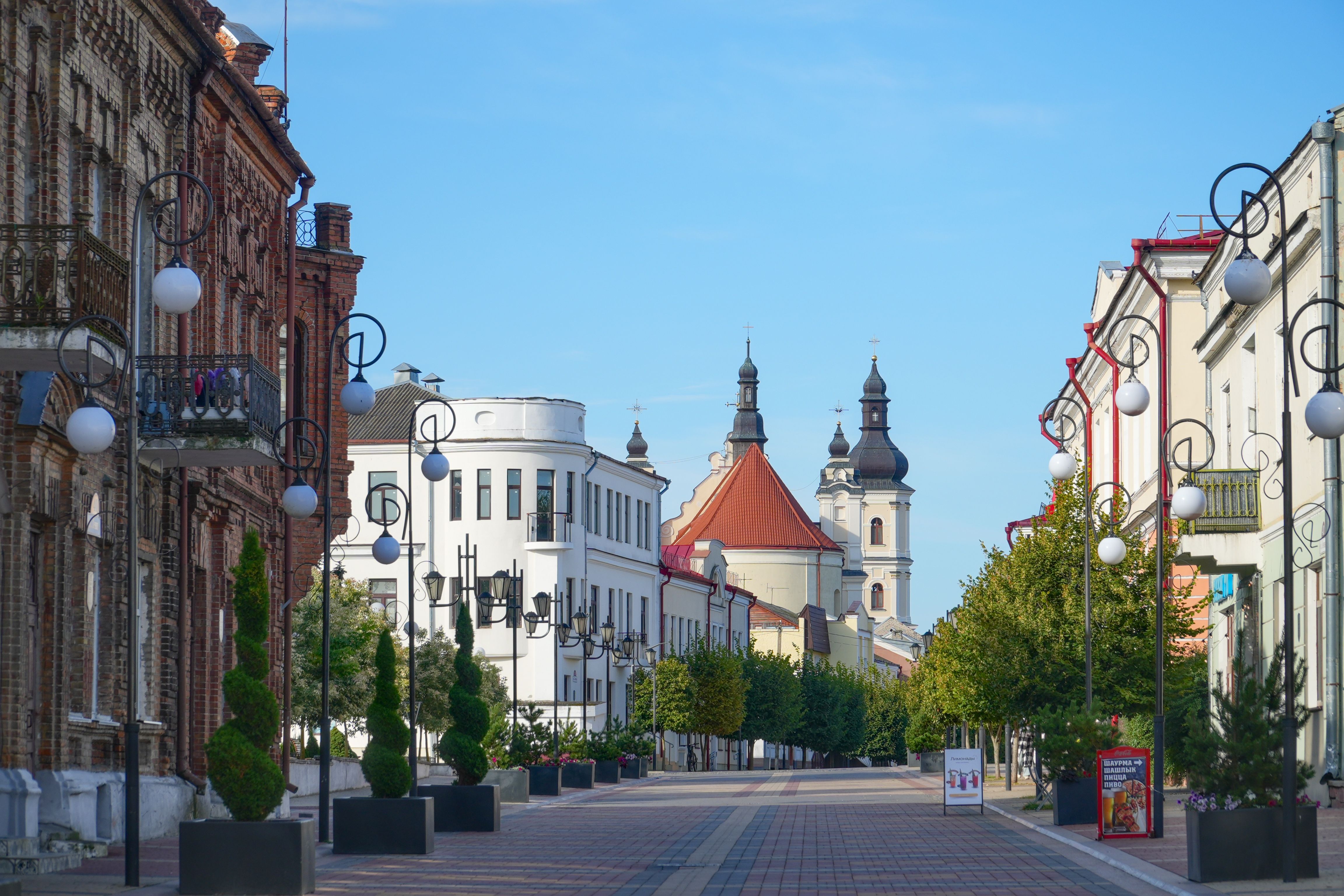 Ulica w centrum Tarnowa z zabytkowymi kamienicami