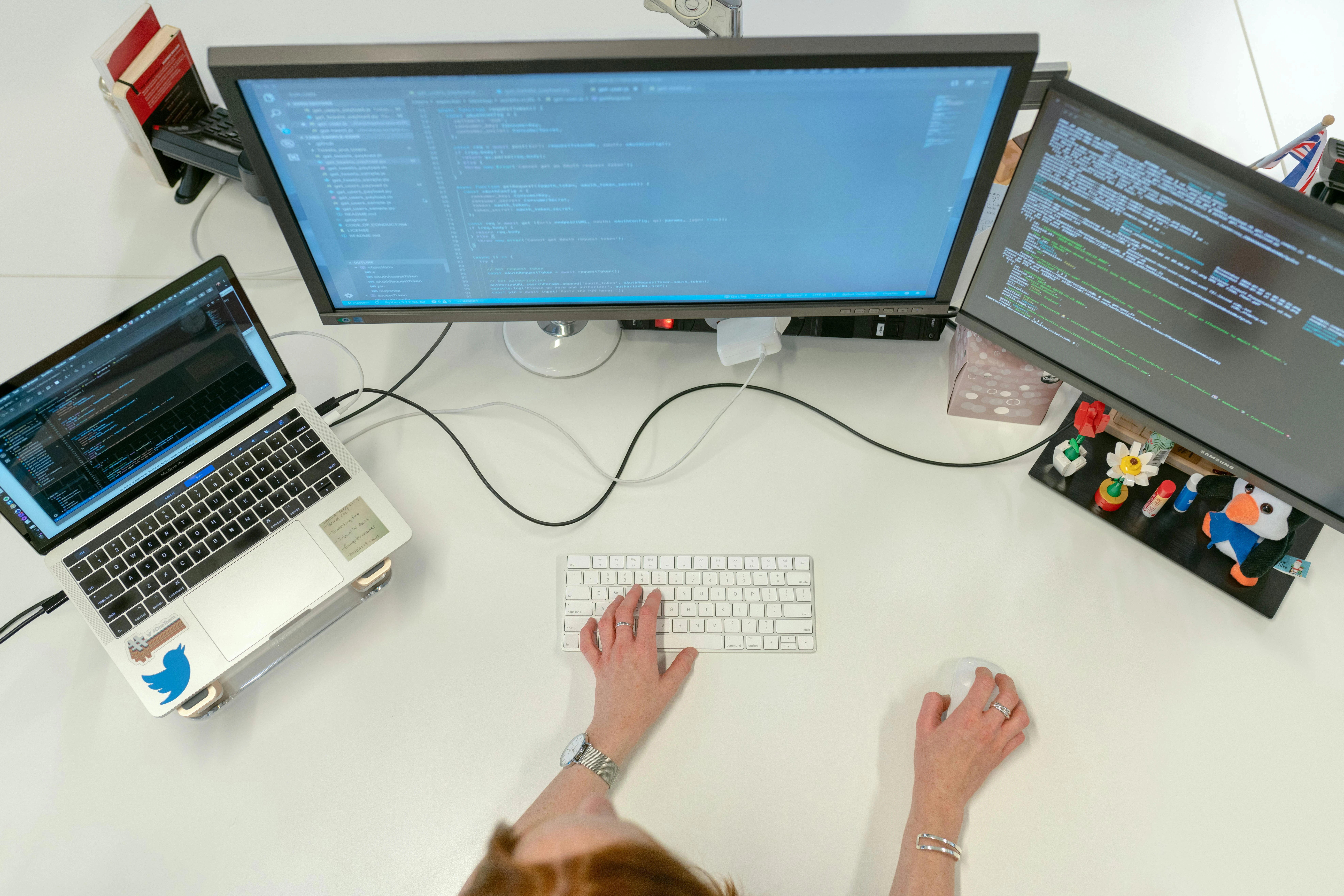 Osoba kodująca stronę internetową na laptopie
