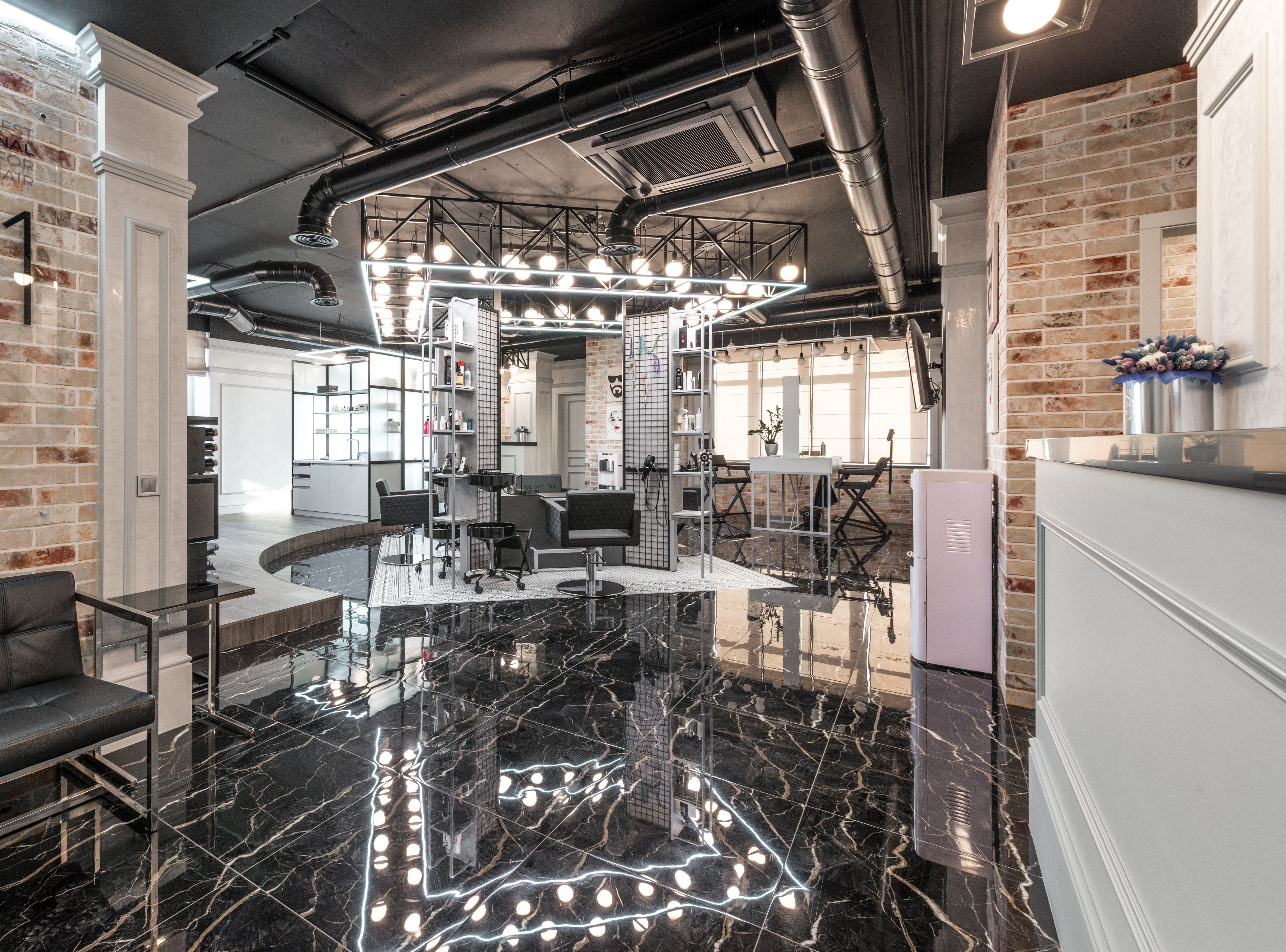 Nowoczesny salon beauty z jasnym wnętrzem